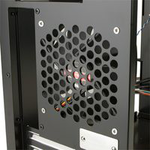 大口径12cmのファンが静かにコンポーネントを冷却