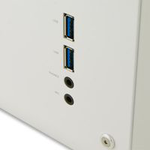 高速データ転送を可能にするUSB3.0フロントポートとオーディオ端子